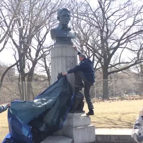 Edward Snowden (statue) finally silenced by the government