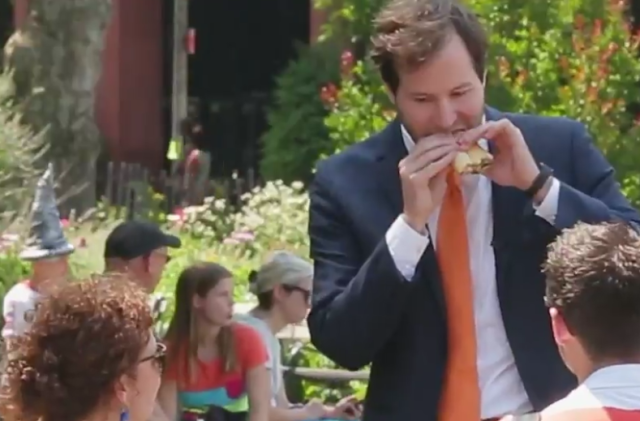 Comedian asks New Yorkers for a bite of their food, is mostly succesful