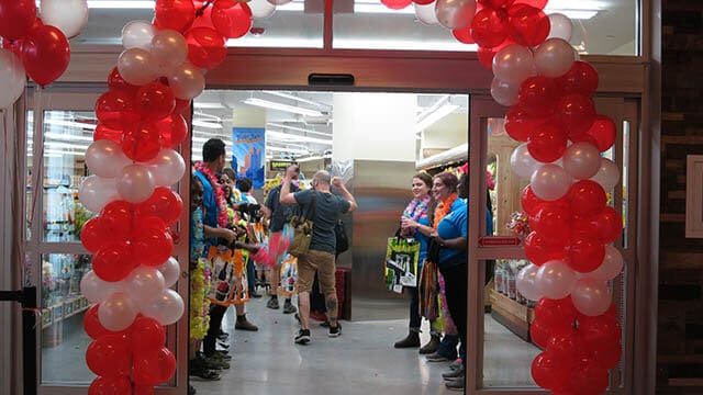 New Trader Joe’s giving out free bags, leis and individualized customer rallying cries